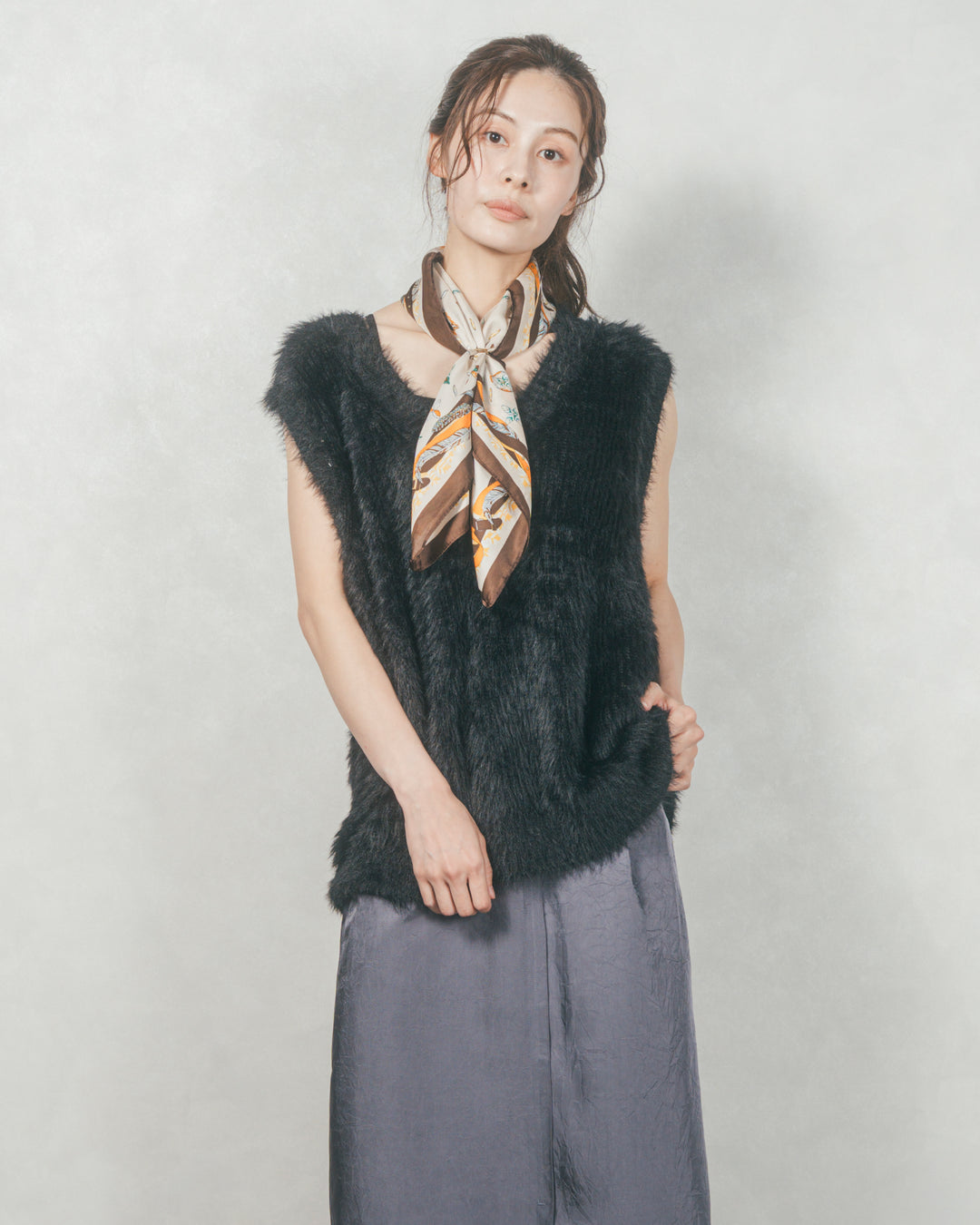 V-ネックフェザーニットベスト (BLACK)