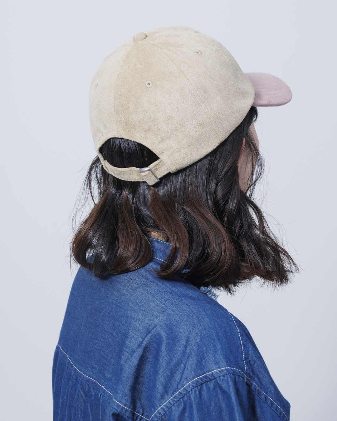 スウェードロゴ刺繍キャップ（IVORY × PINK）