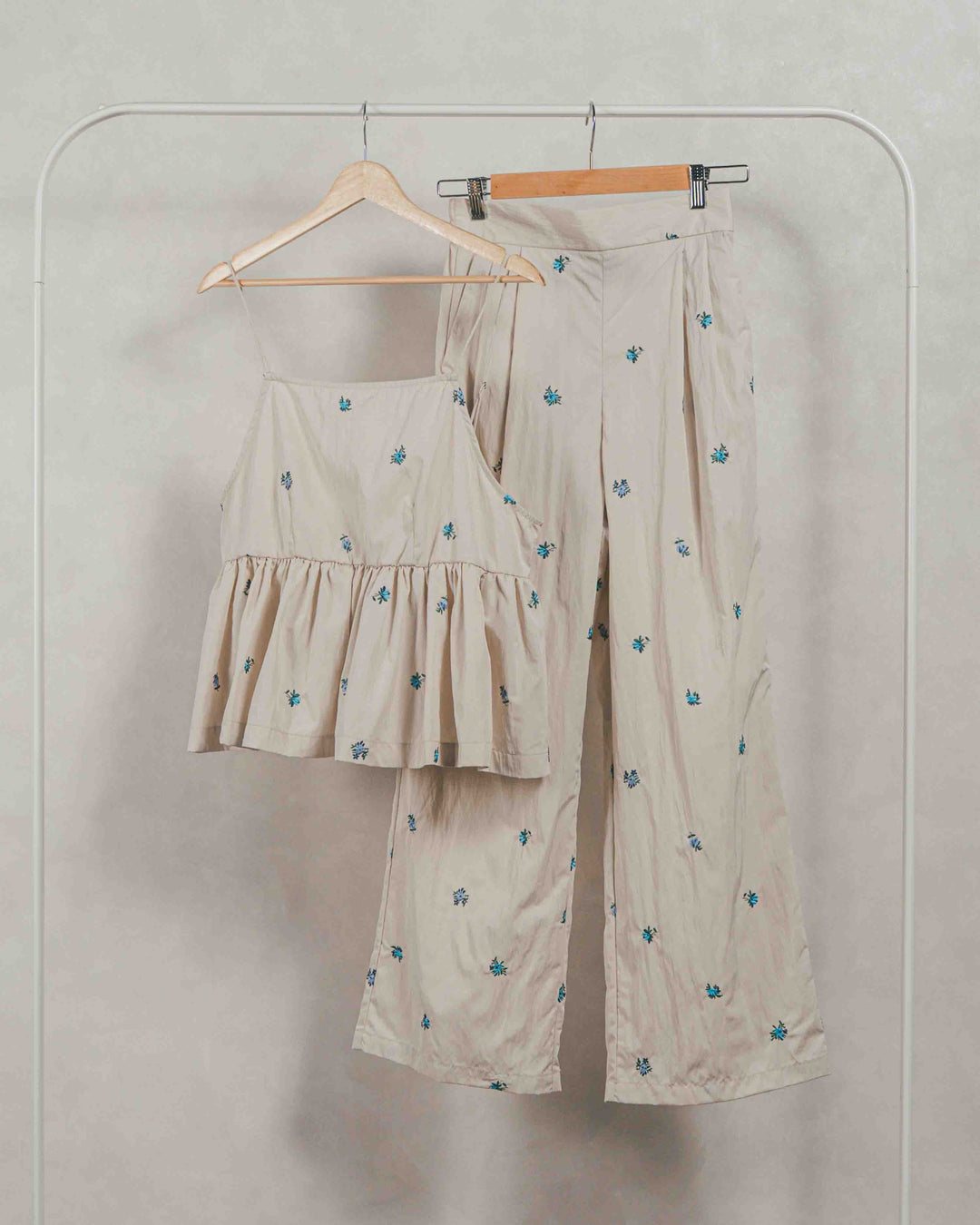 ［SET］Flower刺繍　ボリュームキャミ + Flower刺繍　タックパンツ（2SET）