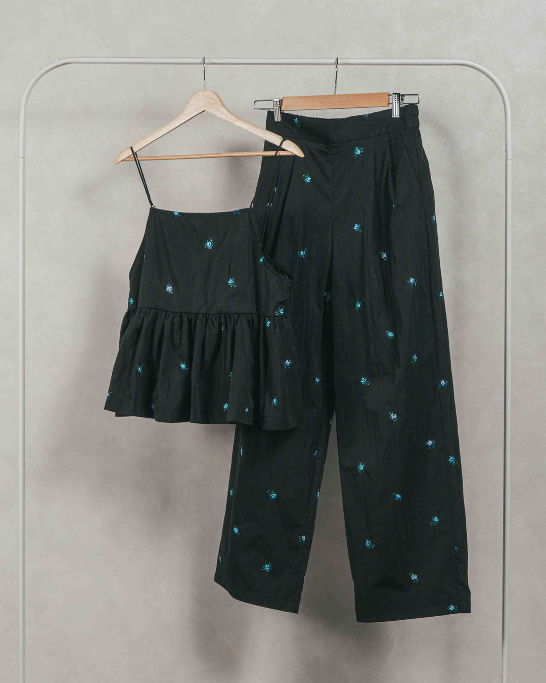 ［SET］Flower刺繍　ボリュームキャミ + Flower刺繍　タックパンツ（2SET）