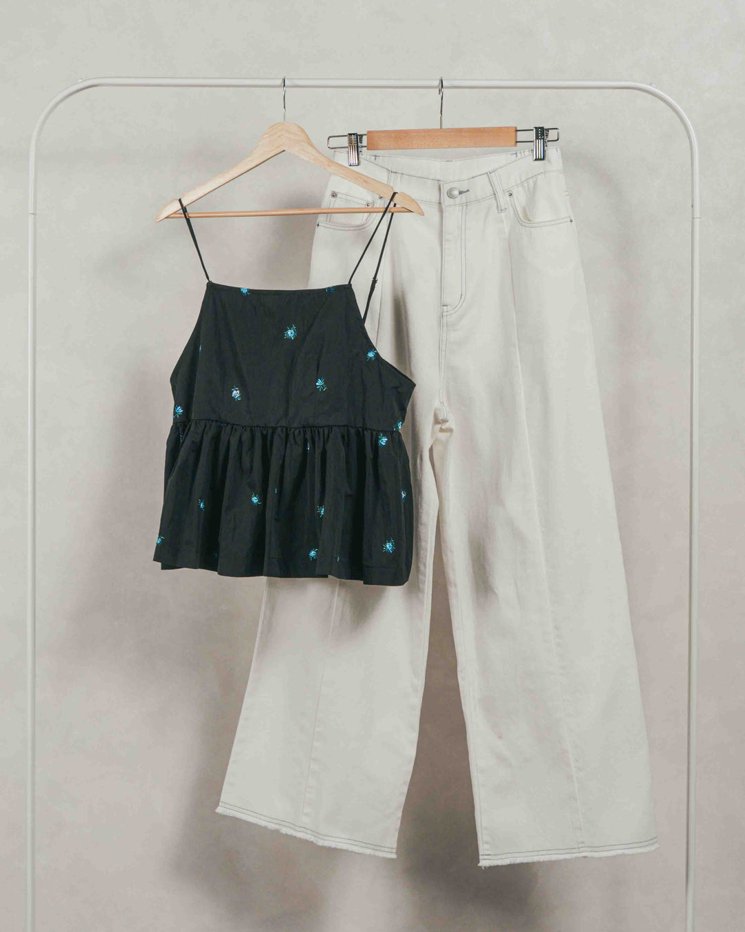 ［SET］Flower刺繍　ボリュームキャミ + 10oz ニュアンスバイカラー リラックスワイドデニム（2SET）