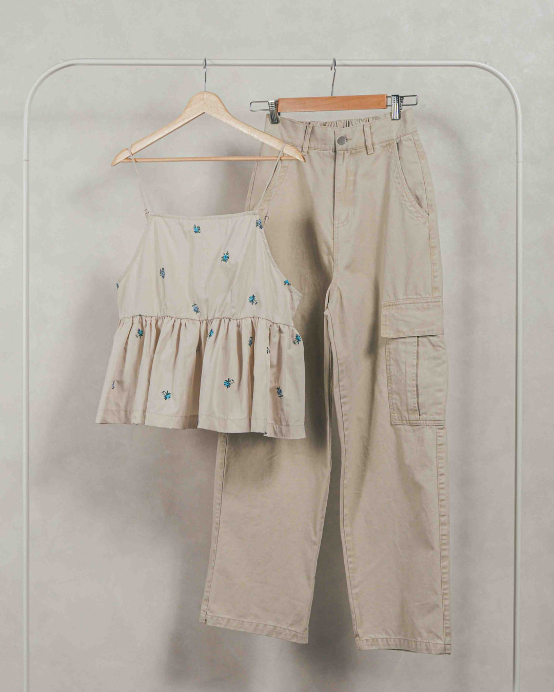 ［SET］Flower刺繍　ボリュームキャミ + ピグメントツイルカーゴパンツ（2SET）