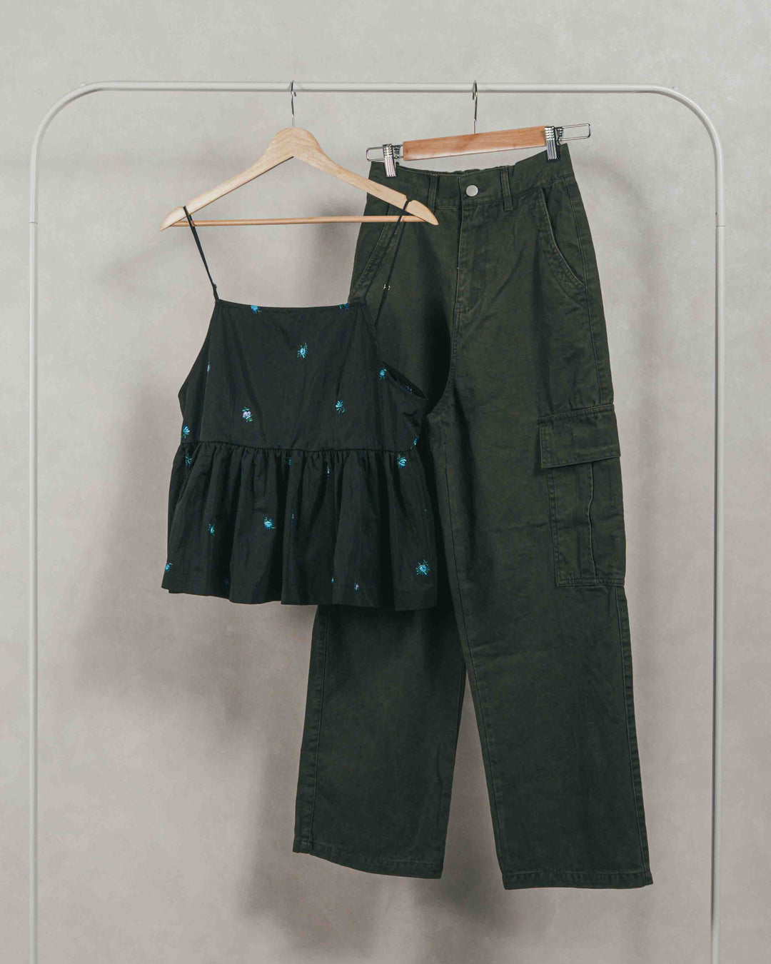 ［SET］Flower刺繍　ボリュームキャミ + ピグメントツイルカーゴパンツ（2SET）