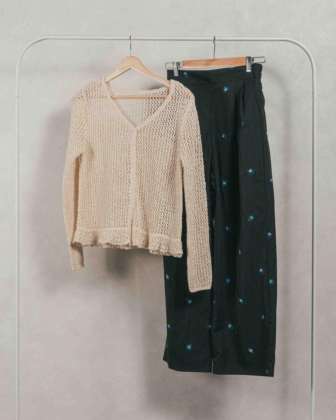 ［SET］Mixメッシュ Vネックカーデ + Flower刺繍　タックパンツ（2SET）