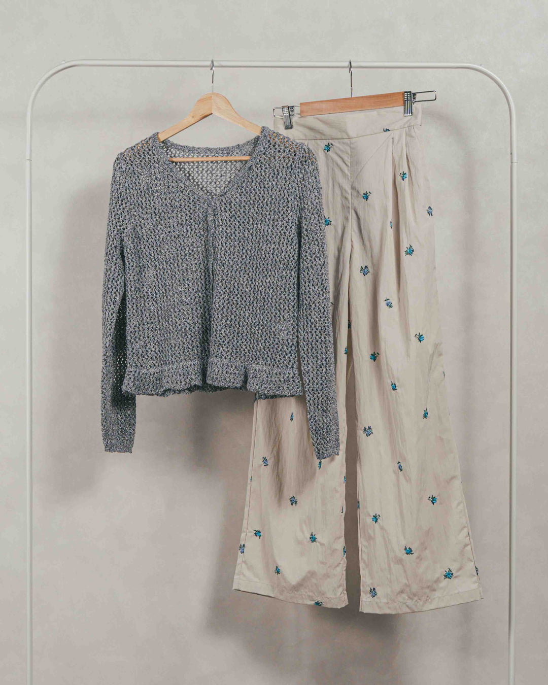 ［SET］Mixメッシュ Vネックカーデ + Flower刺繍　タックパンツ（2SET）