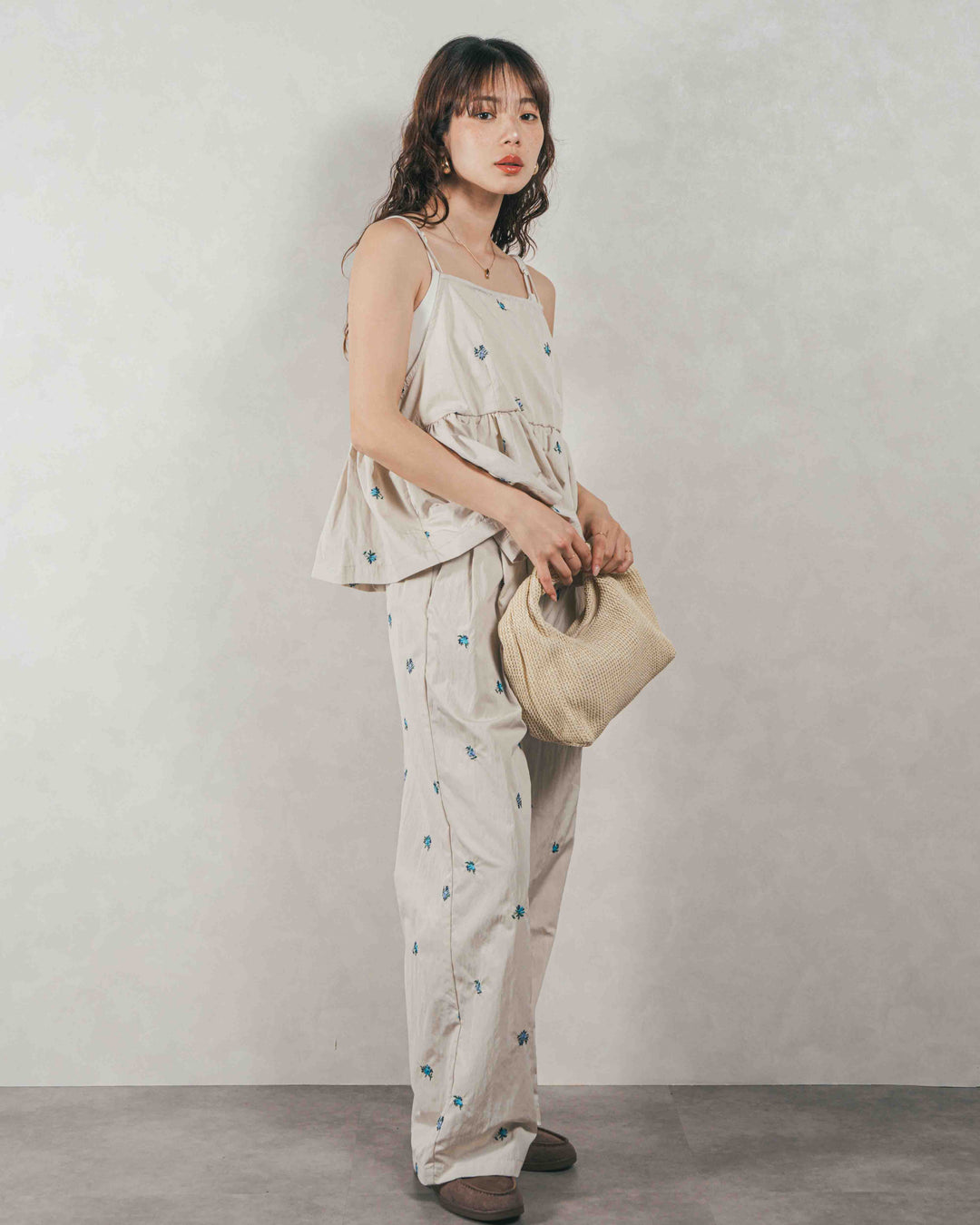 ［SET］Flower刺繍　ボリュームキャミ + Flower刺繍　タックパンツ（2SET）