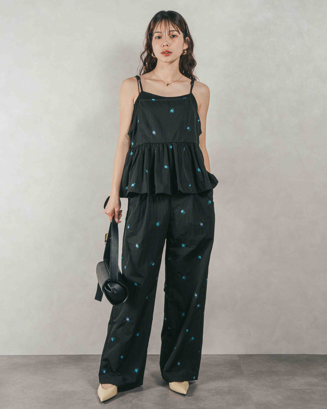 ［SET］Flower刺繍　ボリュームキャミ + Flower刺繍　タックパンツ（2SET）