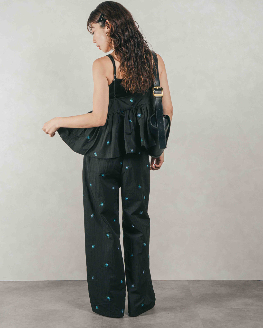 ［SET］Flower刺繍　ボリュームキャミ + Flower刺繍　タックパンツ（2SET）