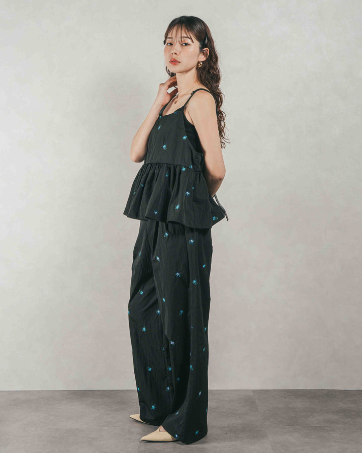 ［SET］Flower刺繍　ボリュームキャミ + Flower刺繍　タックパンツ（2SET）