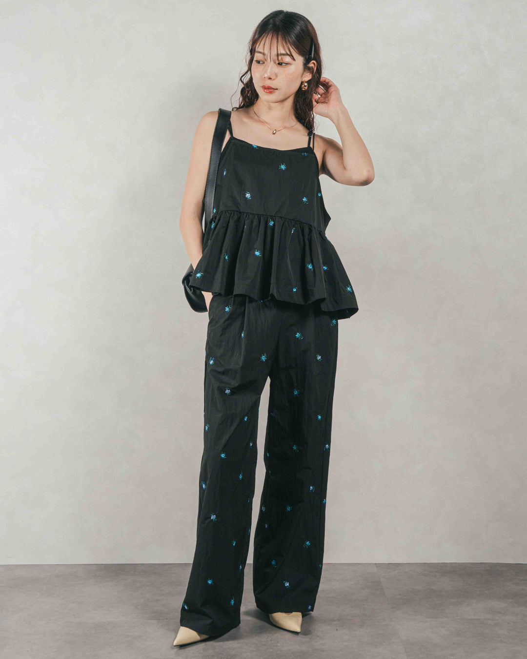 ［SET］Flower刺繍　ボリュームキャミ + Flower刺繍　タックパンツ（2SET）