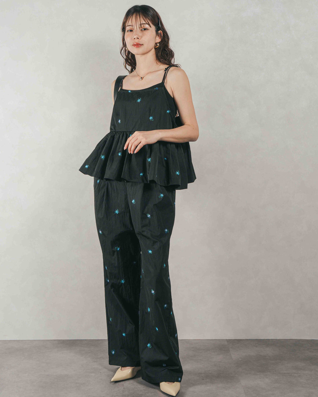 ［SET］Flower刺繍　ボリュームキャミ + Flower刺繍　タックパンツ（2SET）