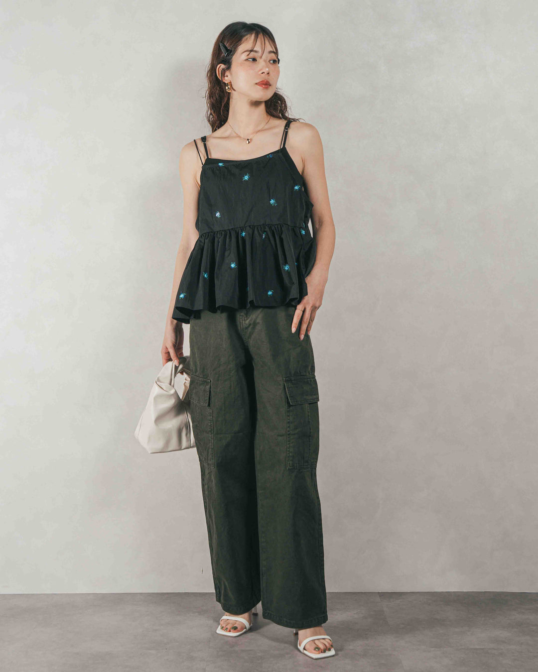 ［SET］Flower刺繍　ボリュームキャミ + ピグメントツイルカーゴパンツ（2SET）