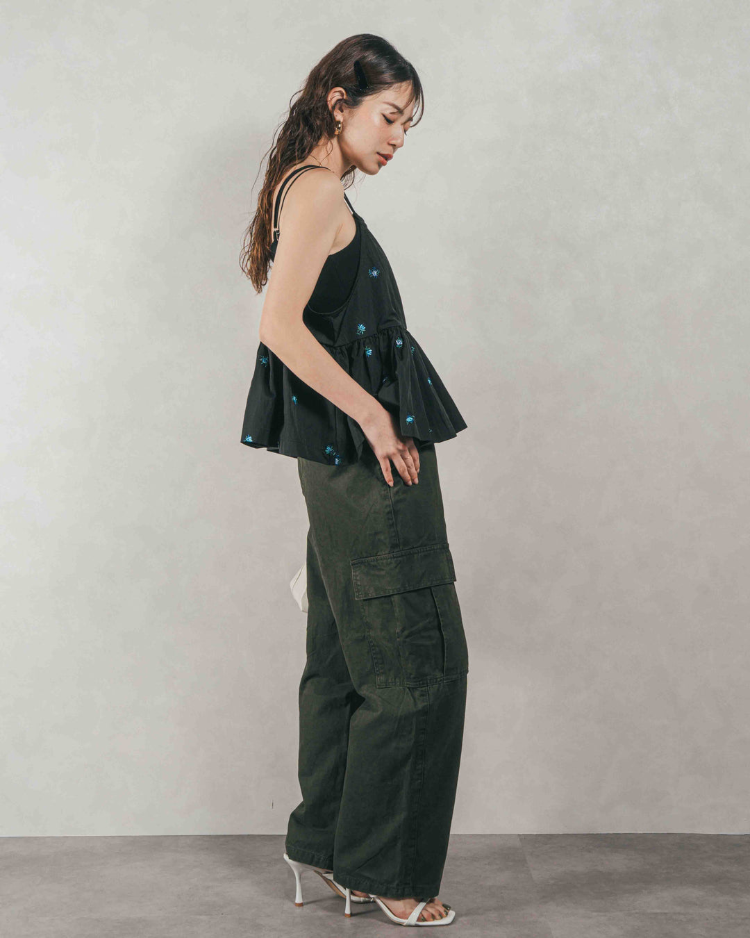 ［SET］Flower刺繍　ボリュームキャミ + ピグメントツイルカーゴパンツ（2SET）