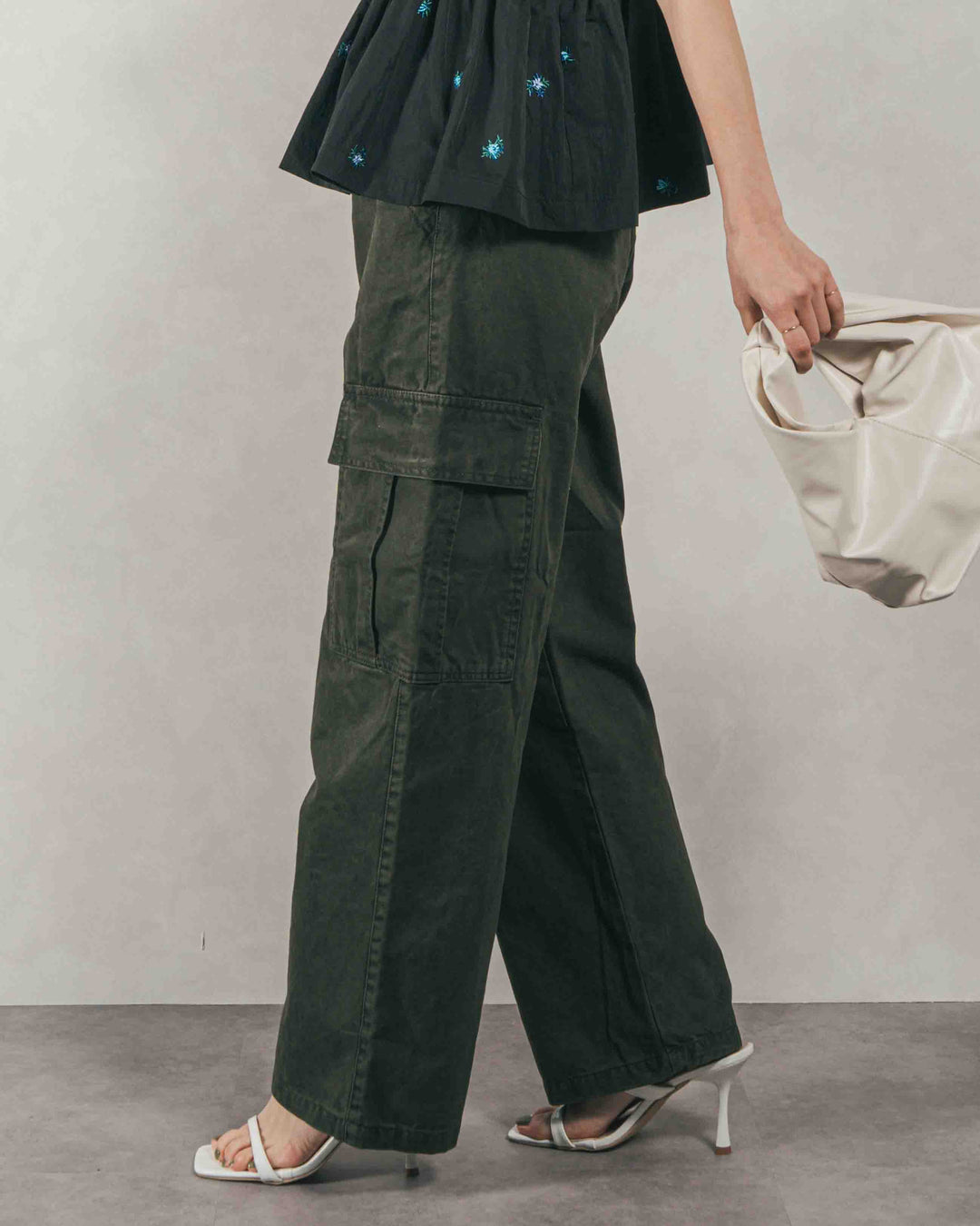 ［SET］Flower刺繍　ボリュームキャミ + ピグメントツイルカーゴパンツ（2SET）