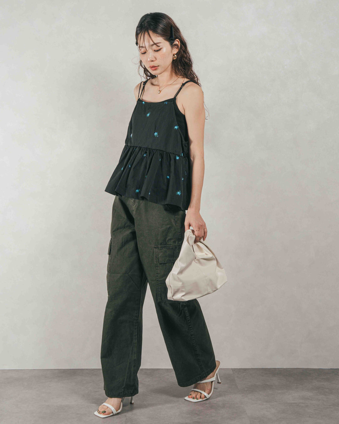 ［SET］Flower刺繍　ボリュームキャミ + ピグメントツイルカーゴパンツ（2SET）
