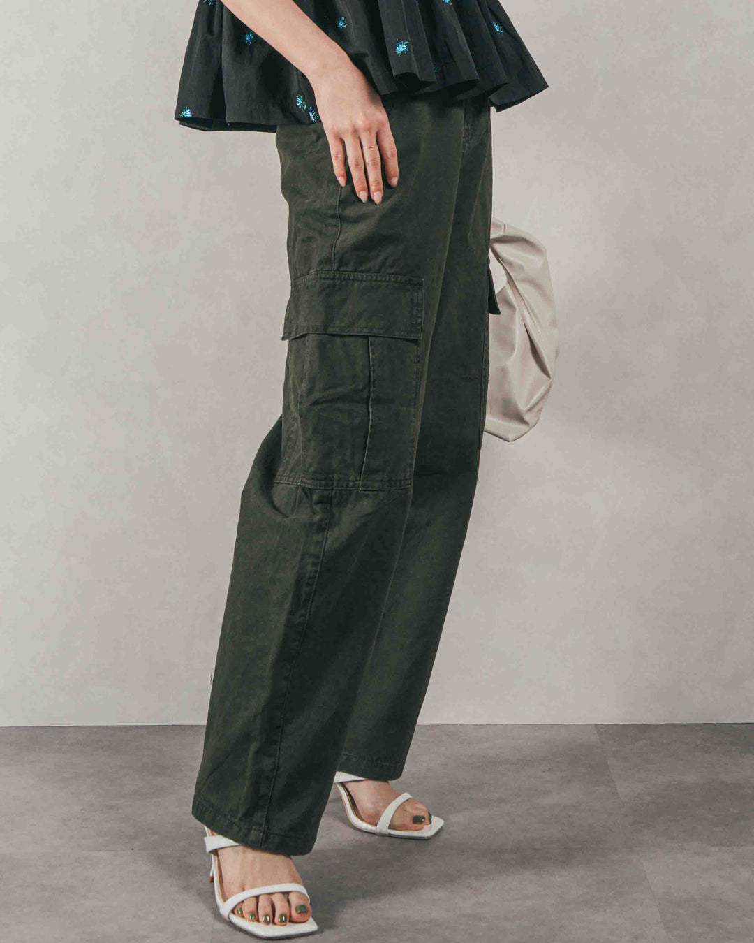 ［SET］Flower刺繍　ボリュームキャミ + ピグメントツイルカーゴパンツ（2SET）