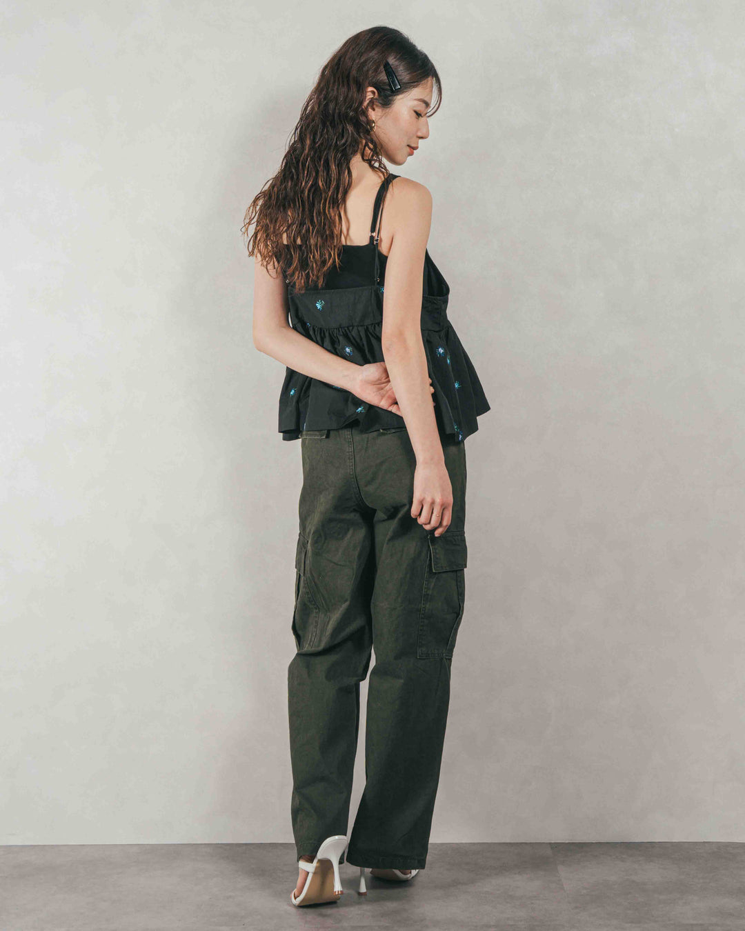 ［SET］Flower刺繍　ボリュームキャミ + ピグメントツイルカーゴパンツ（2SET）