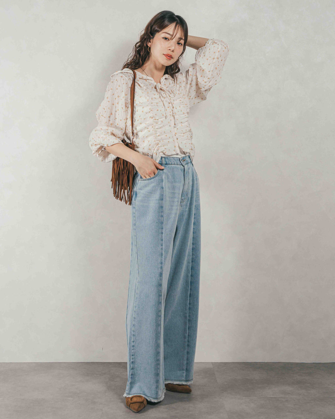 ［SET］Flowerプリントフリルブラウス + 10oz ニュアンスバイカラー リラックスワイドデニム（2SET）