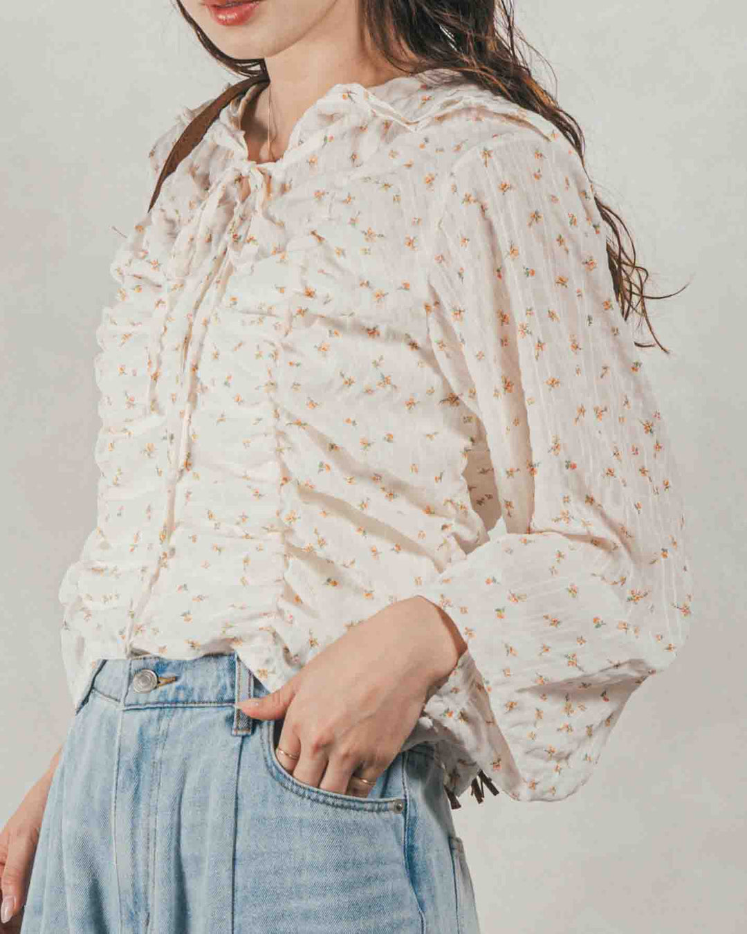 ［SET］Flowerプリントフリルブラウス + 10oz ニュアンスバイカラー リラックスワイドデニム（2SET）