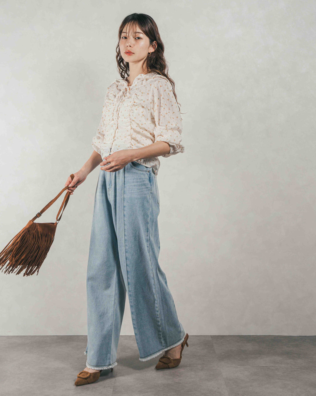 ［SET］Flowerプリントフリルブラウス + 10oz ニュアンスバイカラー リラックスワイドデニム（2SET）