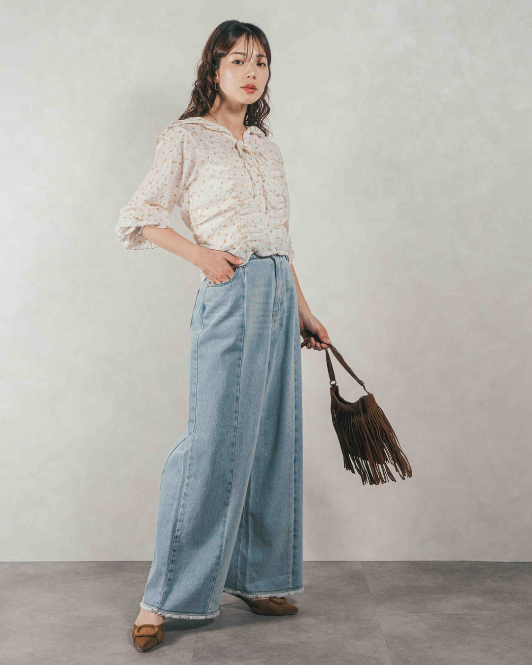 ［SET］Flowerプリントフリルブラウス + 10oz ニュアンスバイカラー リラックスワイドデニム（2SET）