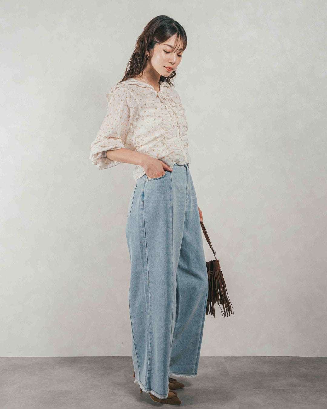 ［SET］Flowerプリントフリルブラウス + 10oz ニュアンスバイカラー リラックスワイドデニム（2SET）