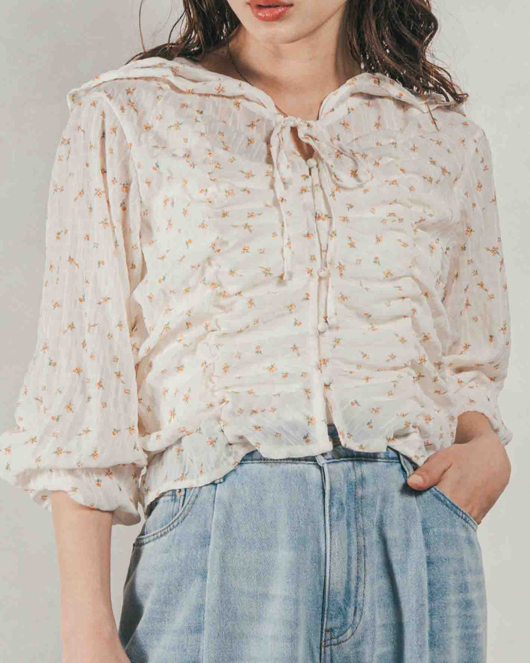 ［SET］Flowerプリントフリルブラウス + 10oz ニュアンスバイカラー リラックスワイドデニム（2SET）