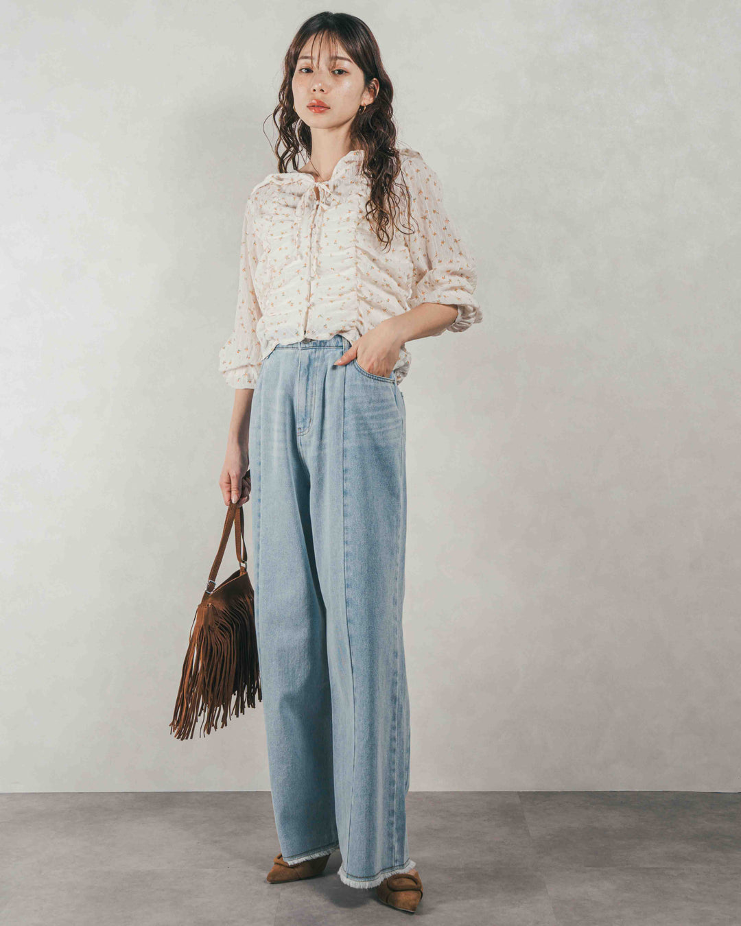 ［SET］Flowerプリントフリルブラウス + 10oz ニュアンスバイカラー リラックスワイドデニム（2SET）