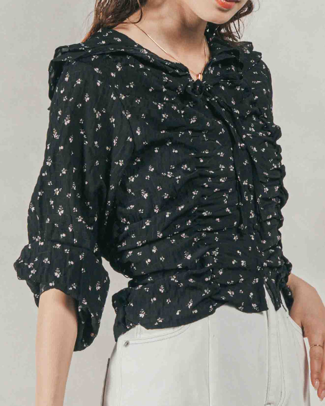 ［SET］Flowerプリントフリルブラウス + 10oz ニュアンスバイカラー リラックスワイドデニム（2SET）