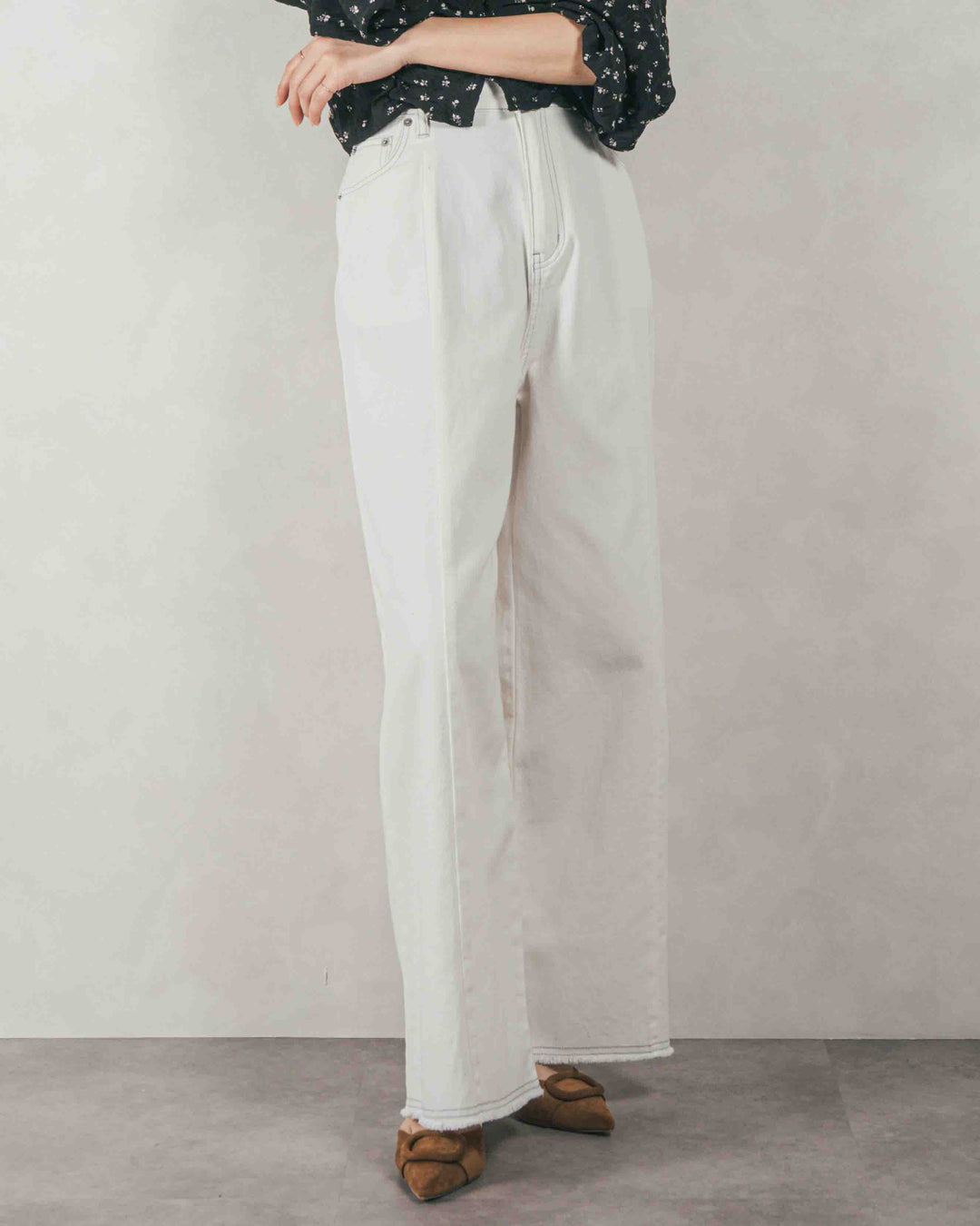 ［SET］Flowerプリントフリルブラウス + 10oz ニュアンスバイカラー リラックスワイドデニム（2SET）