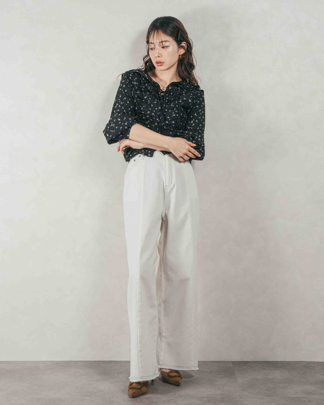 ［SET］Flowerプリントフリルブラウス + 10oz ニュアンスバイカラー リラックスワイドデニム（2SET）