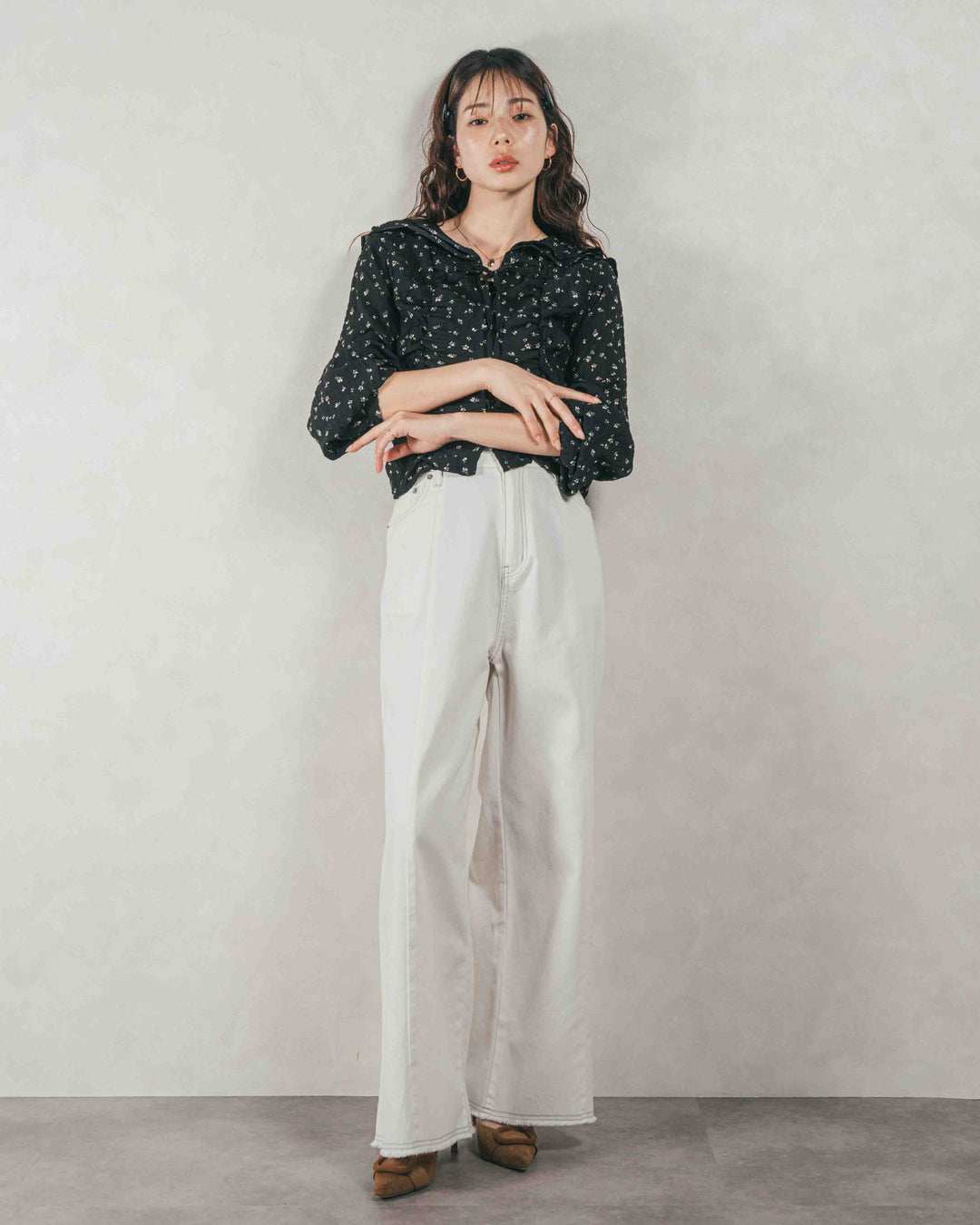 ［SET］Flowerプリントフリルブラウス + 10oz ニュアンスバイカラー リラックスワイドデニム（2SET）