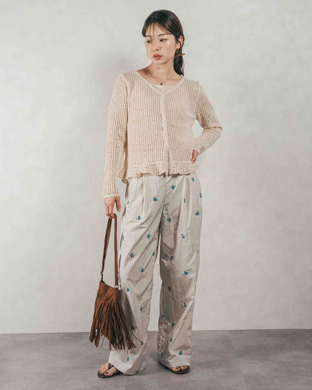 ［SET］Mixメッシュ Vネックカーデ + Flower刺繍　タックパンツ（2SET）