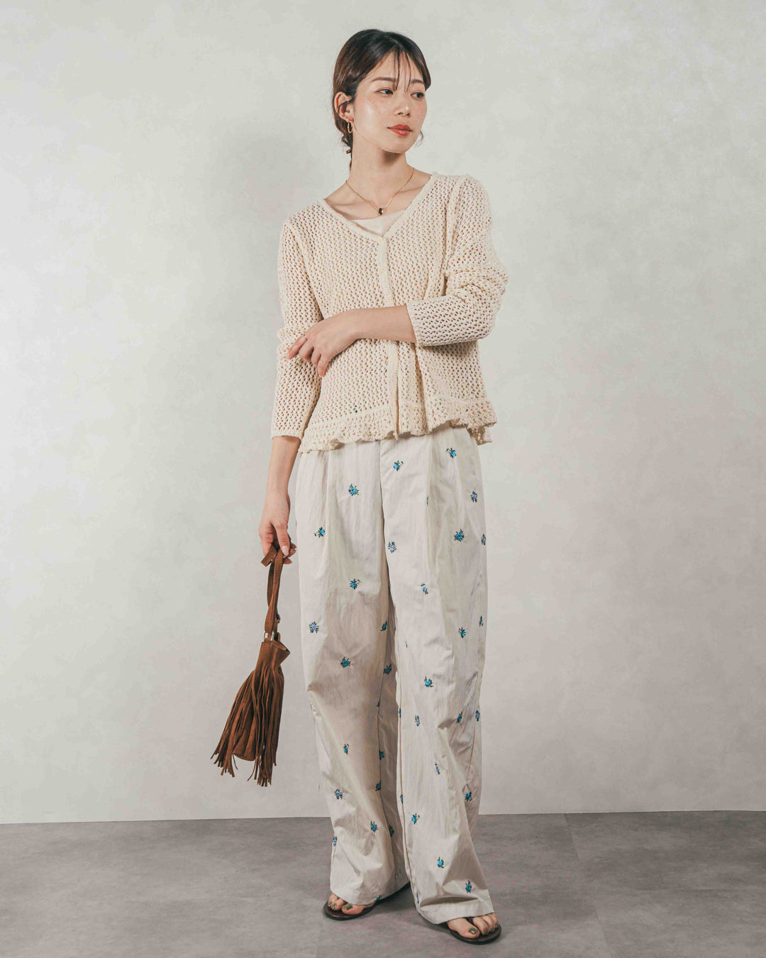 ［SET］Mixメッシュ Vネックカーデ + Flower刺繍　タックパンツ（2SET）