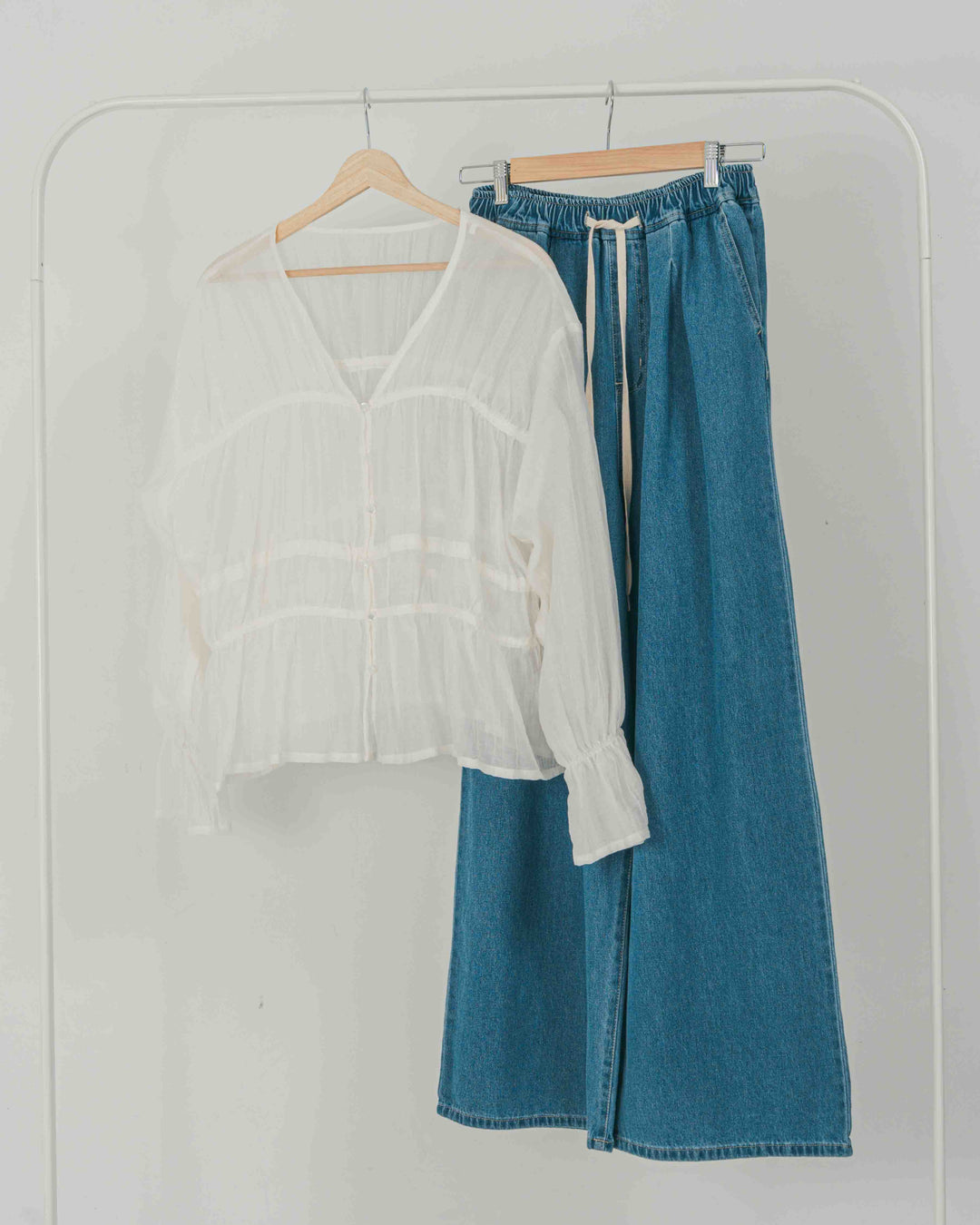 ［SET］Soft シャーリングブラウス + Airy Denim ワイドパンツ（2SET）