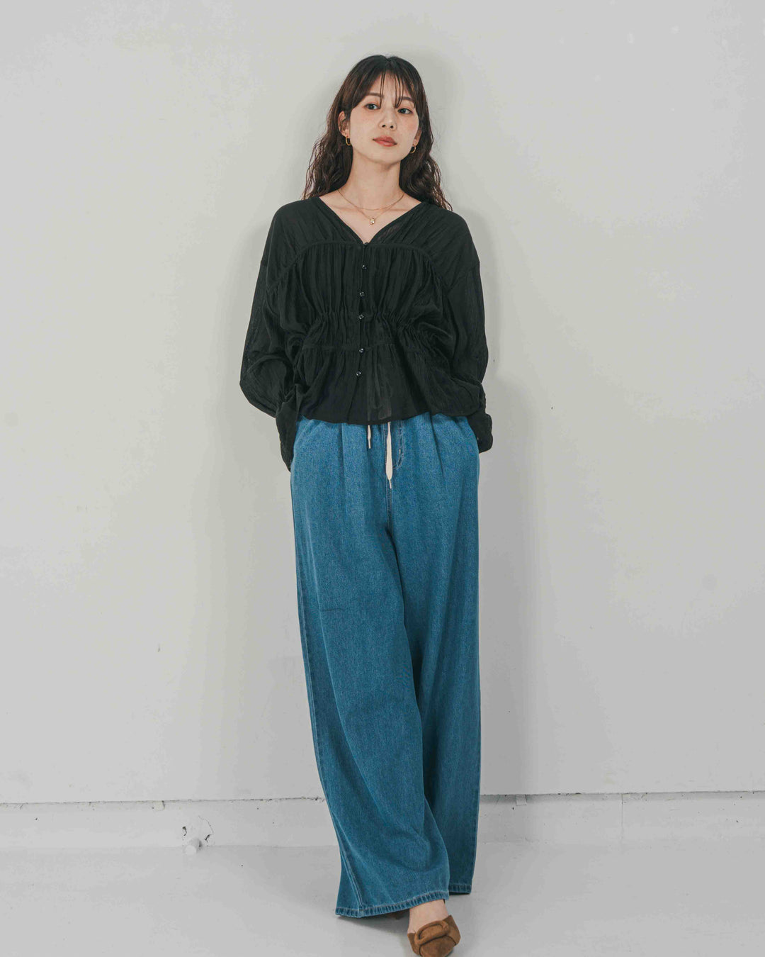 ［SET］Soft シャーリングブラウス + Airy Denim ワイドパンツ（2SET）