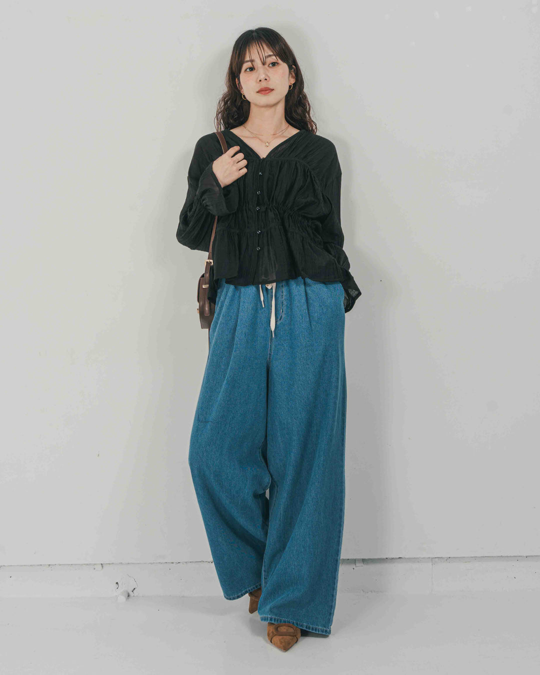 ［SET］Soft シャーリングブラウス + Airy Denim ワイドパンツ（2SET）