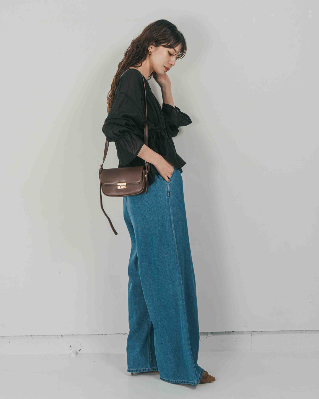 ［SET］Soft シャーリングブラウス + Airy Denim ワイドパンツ（2SET）