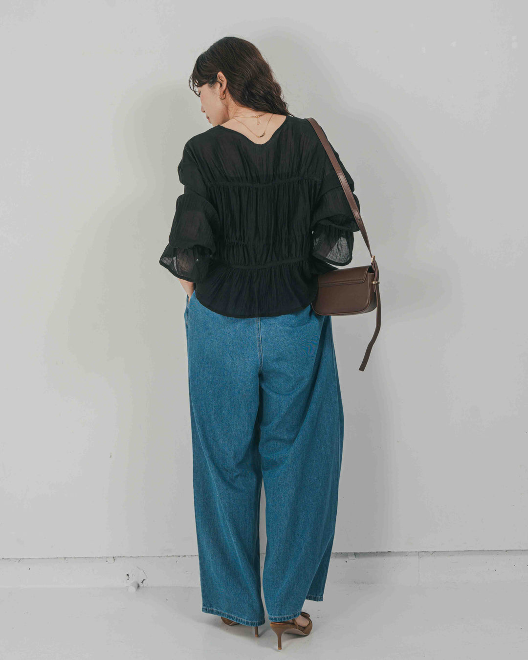 ［SET］Soft シャーリングブラウス + Airy Denim ワイドパンツ（2SET）