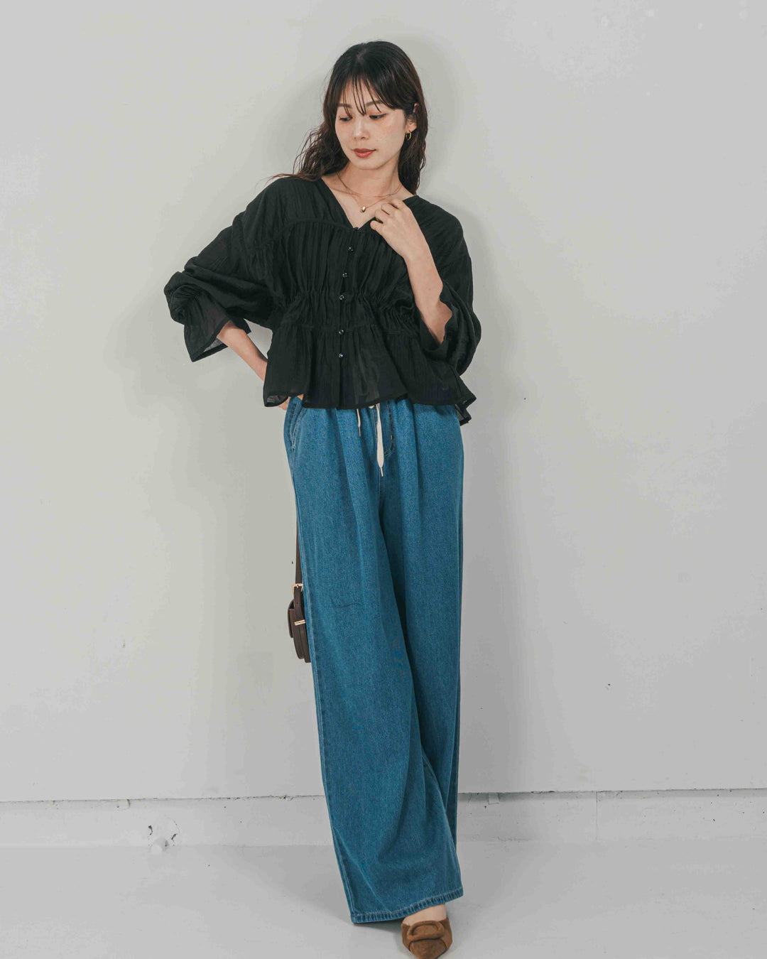 ［SET］Soft シャーリングブラウス + Airy Denim ワイドパンツ（2SET）