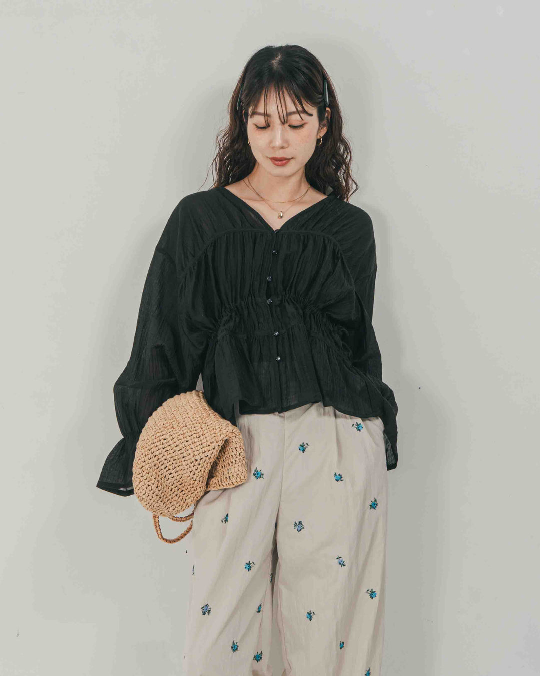 ［SET］Soft シャーリングブラウス + Flower刺繍　タックパンツ（2SET）
