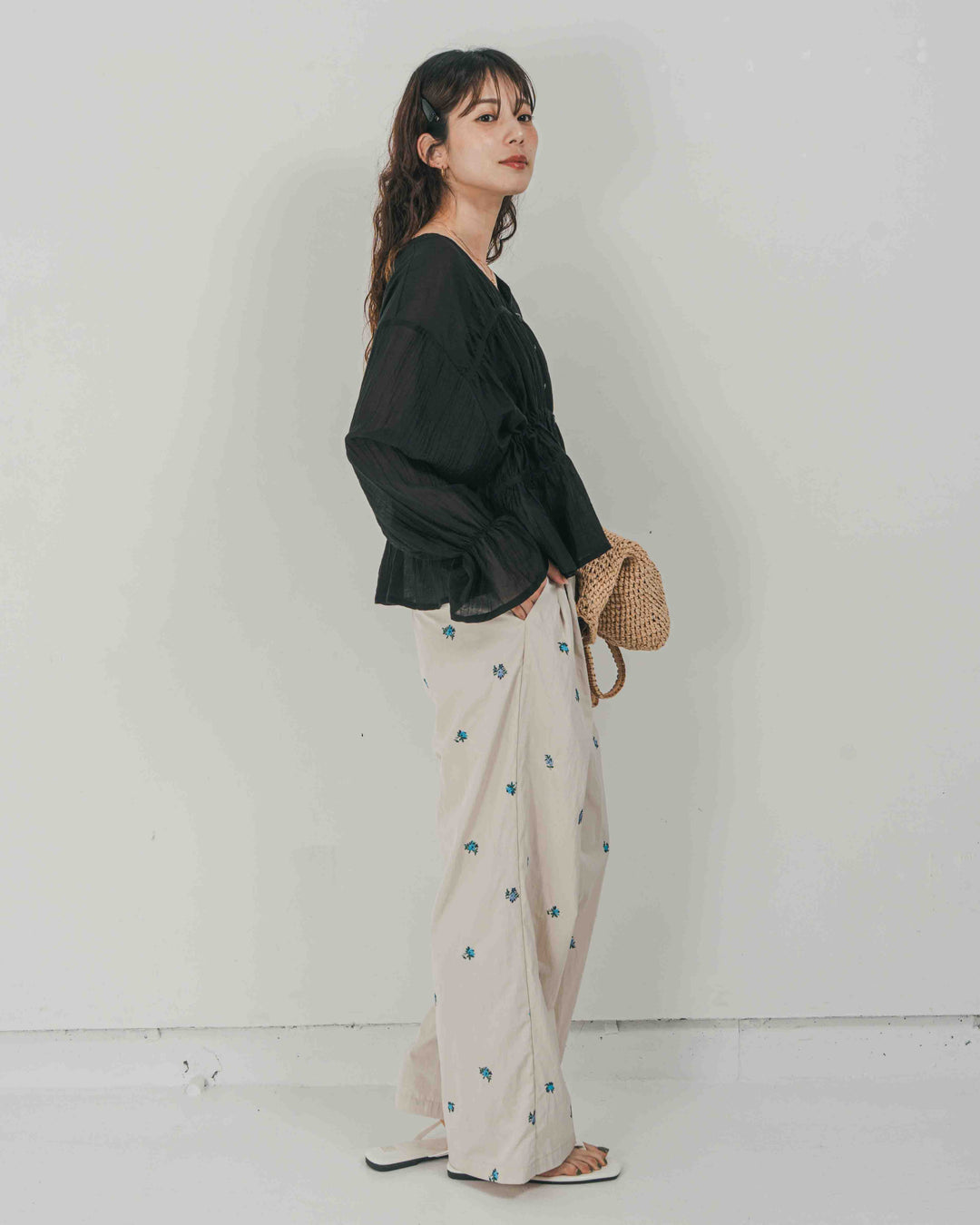 ［SET］Soft シャーリングブラウス + Flower刺繍　タックパンツ（2SET）