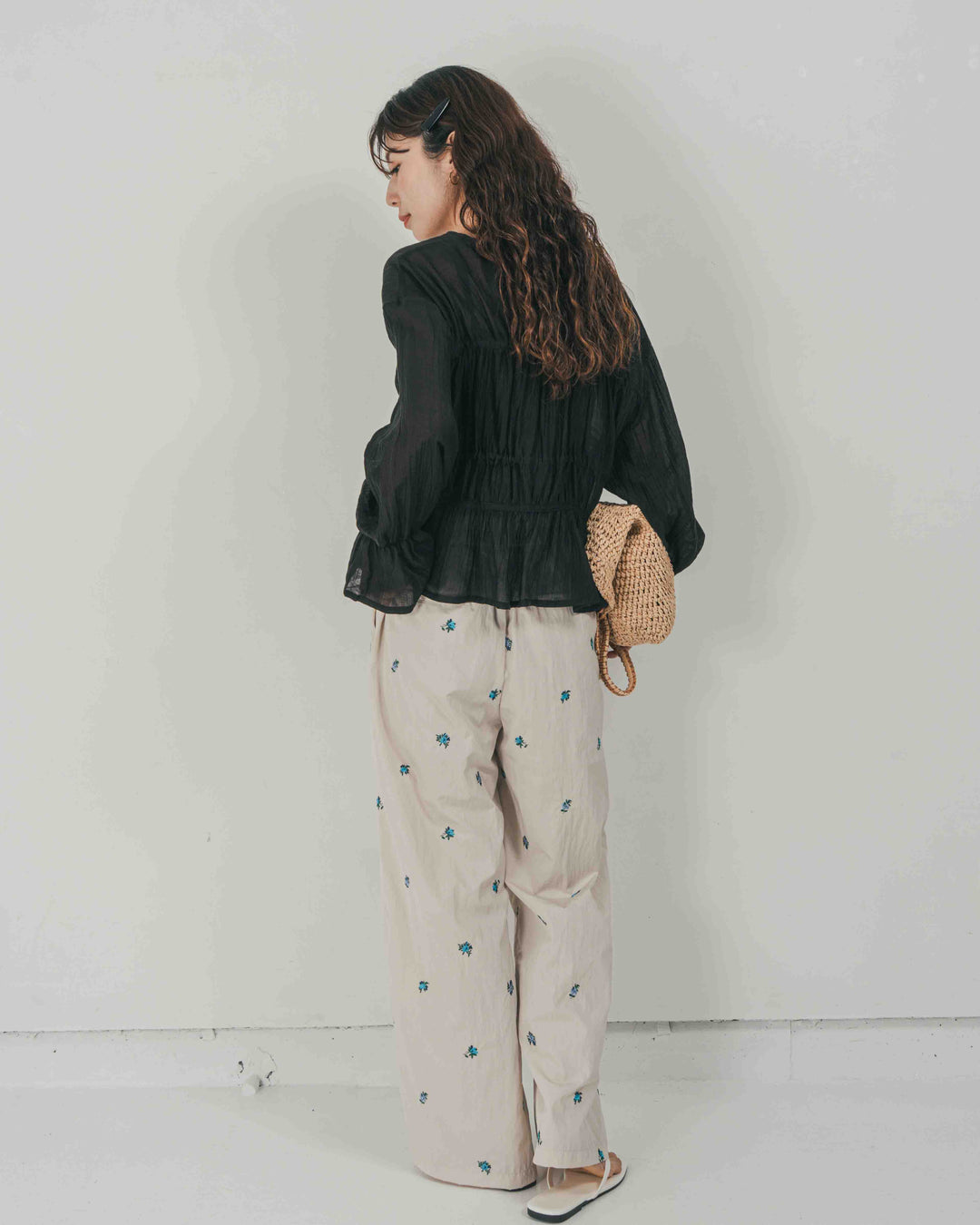 ［SET］Soft シャーリングブラウス + Flower刺繍　タックパンツ（2SET）