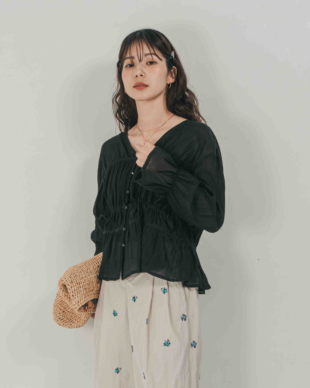 ［SET］Soft シャーリングブラウス + Flower刺繍　タックパンツ（2SET）