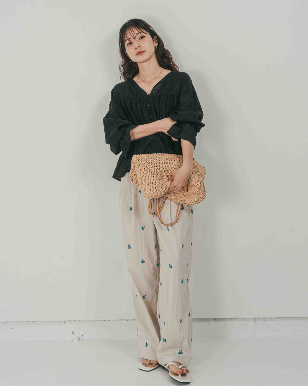 ［SET］Soft シャーリングブラウス + Flower刺繍　タックパンツ（2SET）