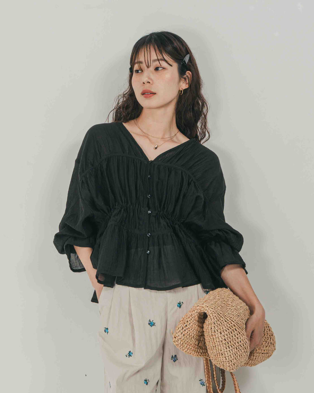 ［SET］Soft シャーリングブラウス + Flower刺繍　タックパンツ（2SET）