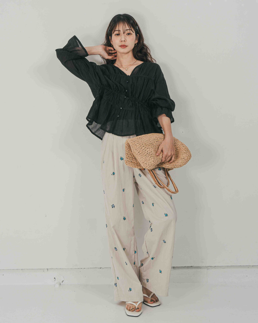 ［SET］Soft シャーリングブラウス + Flower刺繍　タックパンツ（2SET）