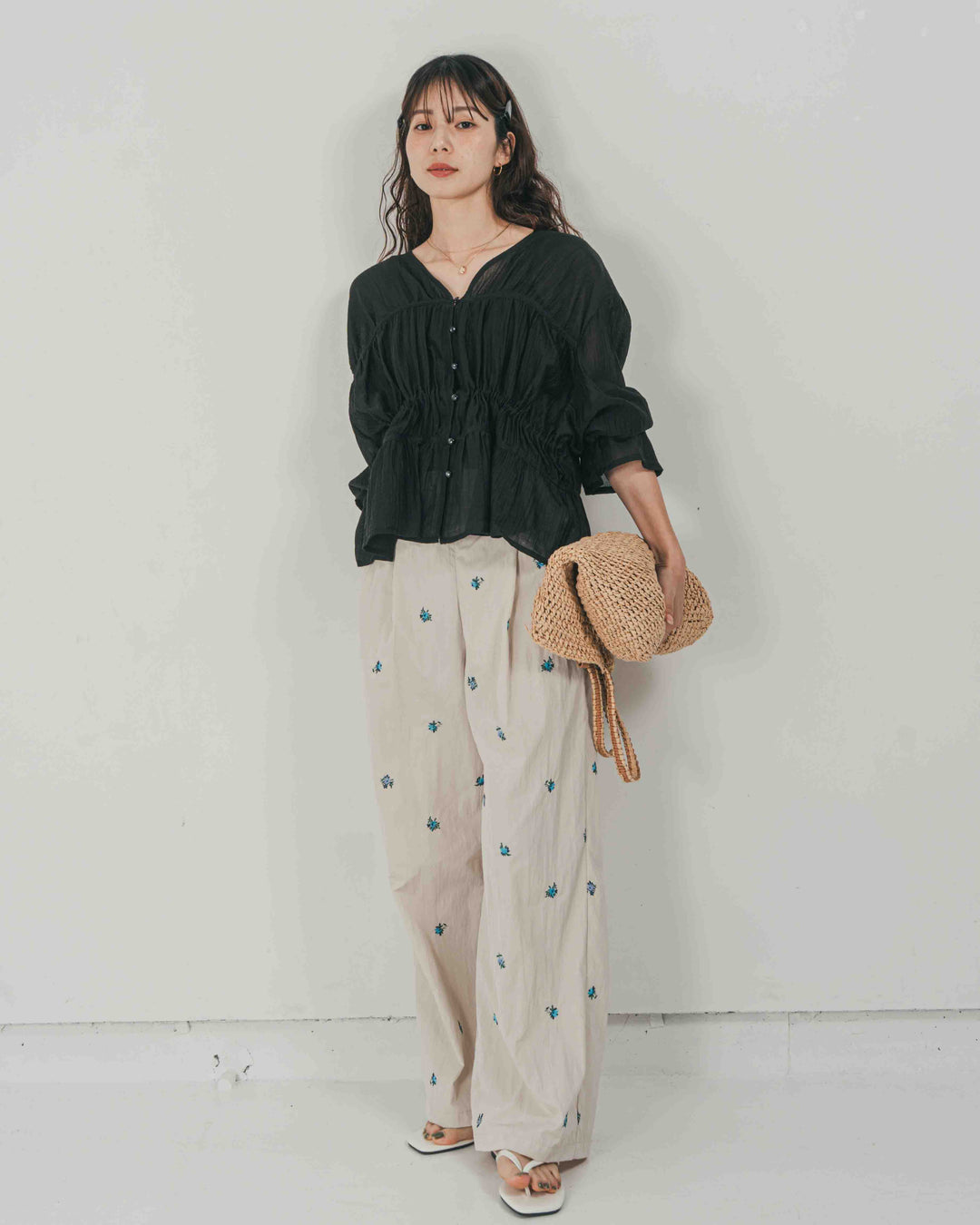 ［SET］Soft シャーリングブラウス + Flower刺繍　タックパンツ（2SET）