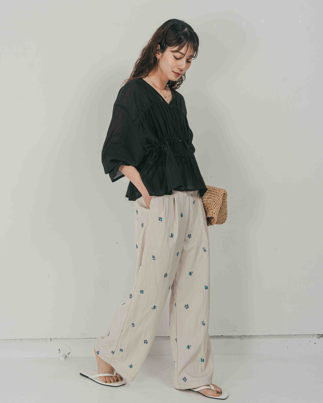 ［SET］Soft シャーリングブラウス + Flower刺繍　タックパンツ（2SET）