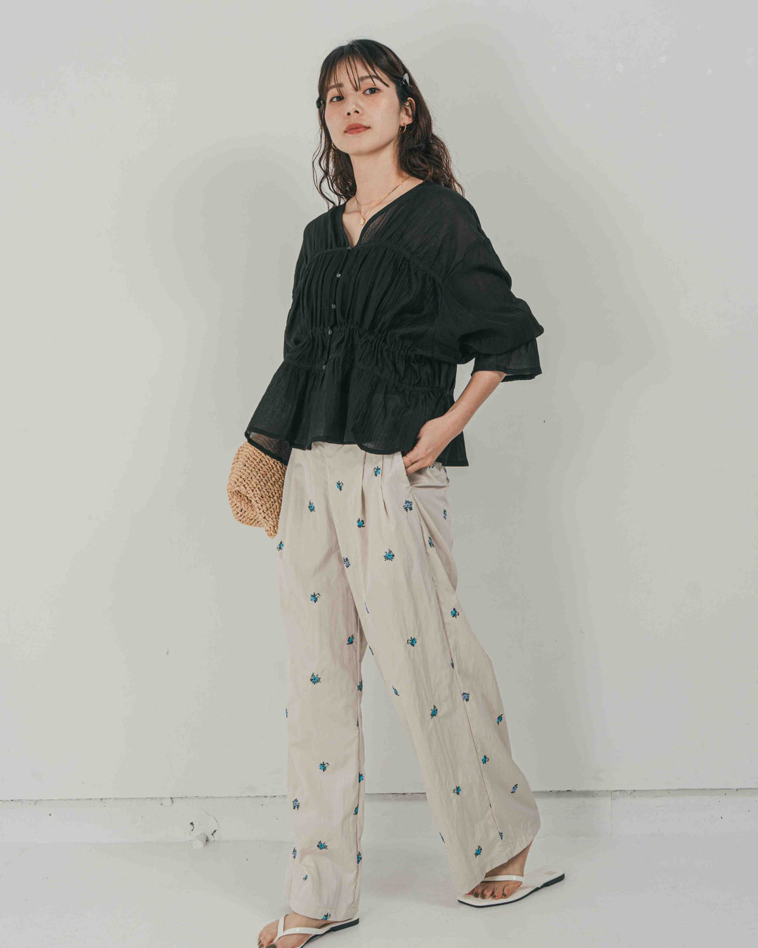 ［SET］Soft シャーリングブラウス + Flower刺繍　タックパンツ（2SET）